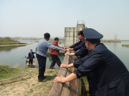 图为执法人员查扣违法渔船现场