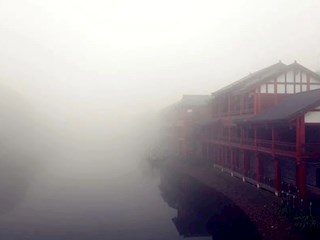 薄雾中的栗水河边