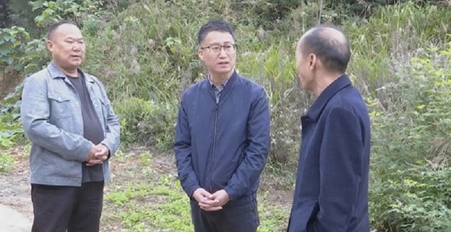 冷亮调研督导火连坡镇秸秆禁限烧暨相关重点工作