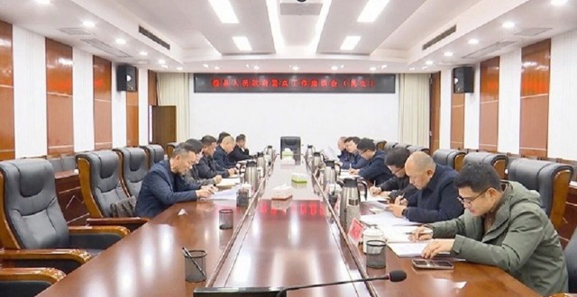 冷亮主持召开县政府重点工作座谈会