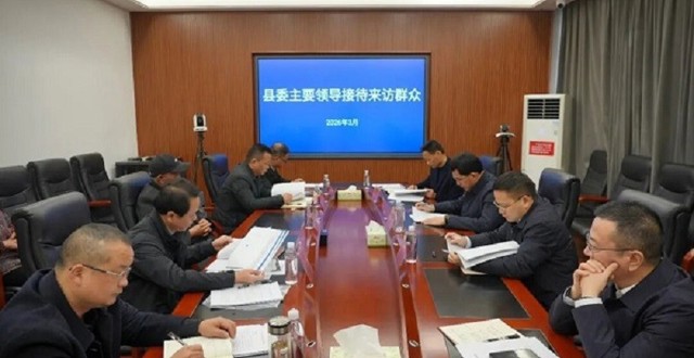 王启武在县信访局坐班接访