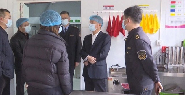 县领导督导春季校园食品安全工作
