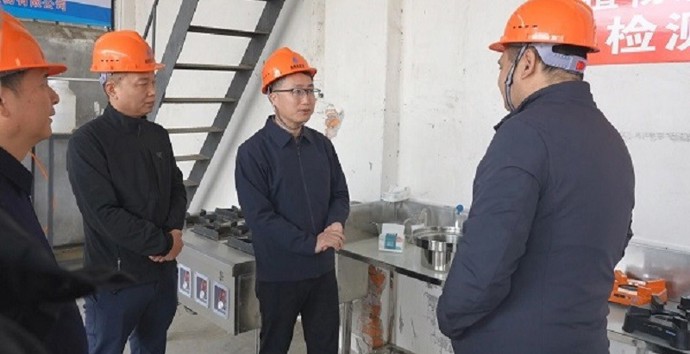 冷亮调研镇街财源建设工作