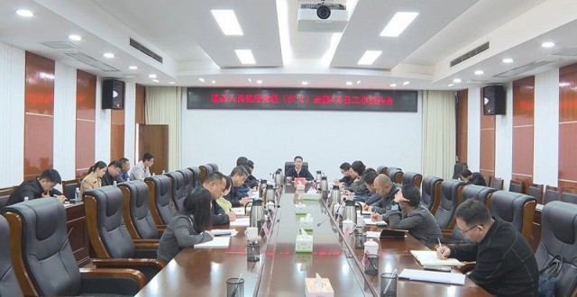 冷亮主持召开县政府党组（扩大）会暨4月份工作碰头会