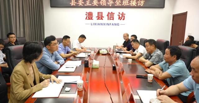 王启武在澧县信访局坐班接访