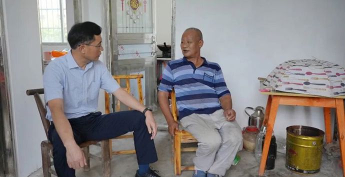 王启武赴官垸镇调研重点工作