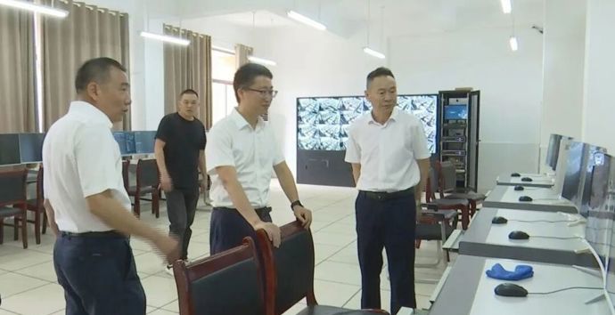冷亮督导检查高考备考工作