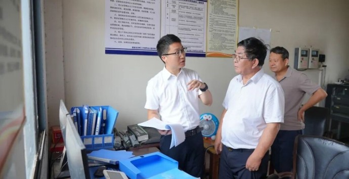 冷亮赴企业、医院开展安全生产暗访督导