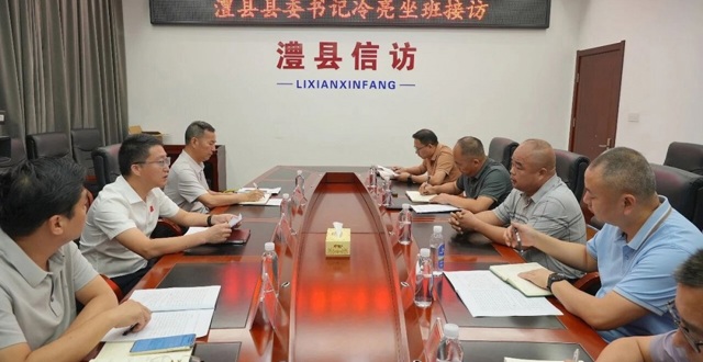 冷亮在县信访局坐班接访