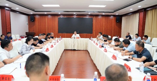冷亮主持召开重点工作调度会