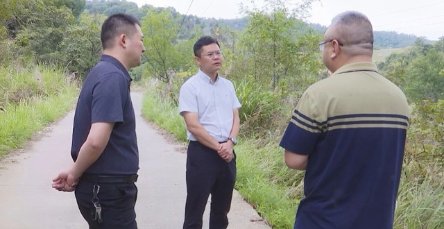 陈溢调研督导溶洞污染排查整治并开展巡林工作
